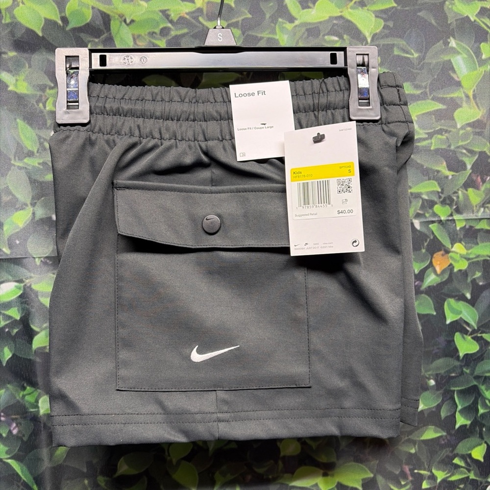 Nike Sportswear kids Woven Cargo Shorts (Black/White) size small